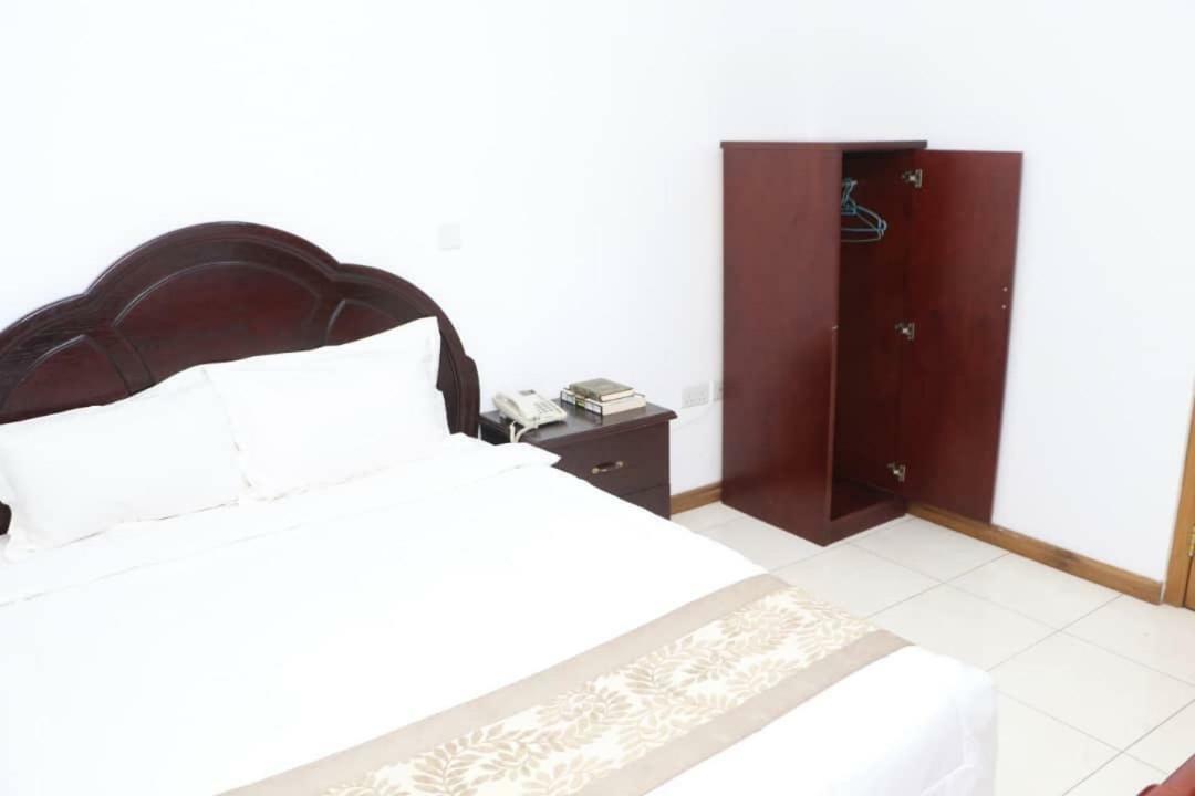 Luxury West Hotel Adenta ภายนอก รูปภาพ